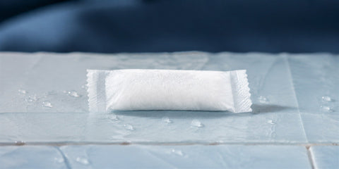 Moist nicotine pouch with water droplets